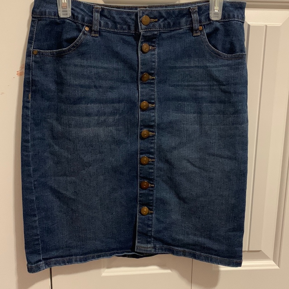 Denim skirt size 6 lightly used. Kept in closet